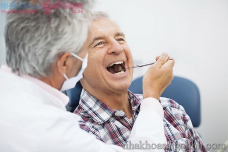 rang nguoi cao tuoi1 450x300 Cách chăm sóc răng miệng ở người cao tuổi