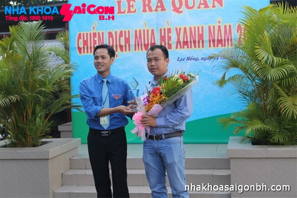Chủ tịch Hội sinh viên Lạc Hồng tặng hoa cho đơn vị đồng hành - Nha khoa Sài Gòn B.H
