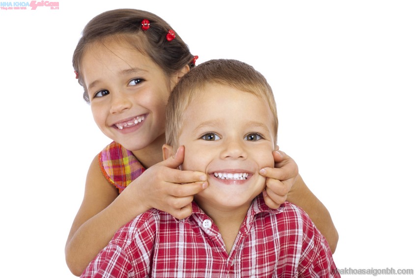 Có nên niềng răng thẩm mỹ cho trẻ em?