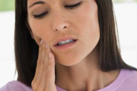 răng có thể bị ê buốt do sử dụng thuốc tẩy trắng quá liều