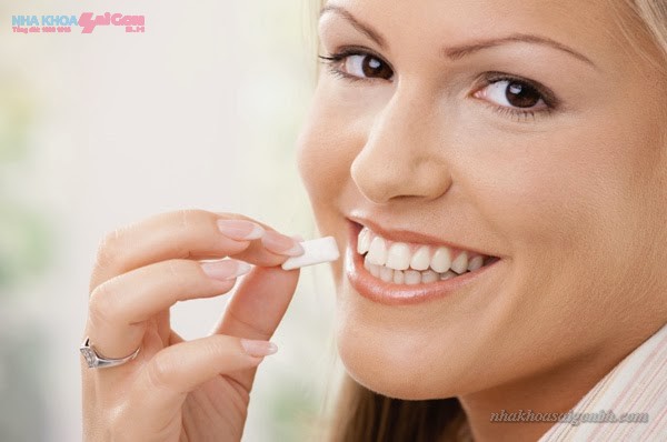 nhai kẹo cao su để làm sạch răng miệng