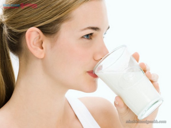 Trong sữa có chứa nhiều chất dinh dưỡng như protein, lipit, đường, vitamin, calci và các khoáng chất giúp răng và xương chắc khỏe